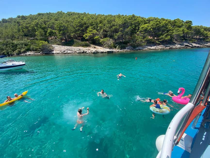Podstrana: Full-Day Boat Trip to Brač and Shipwreck Kontesa - Sailing toward Šolta and the Kontesa shipwreck
