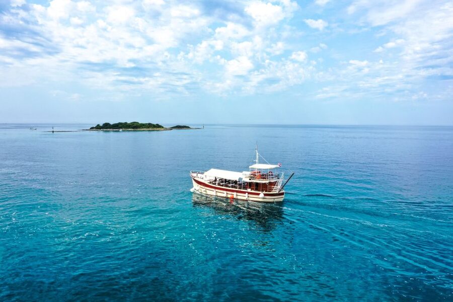 Poreč: Panoramic Morning Cruise Among 20 Islands with Drinks - Sailing among 20 islets toward Vrsar
