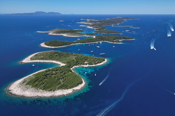 Private boat tour of Red rocks & Pakleni islands - Sveta Nedelja and Plenković wine