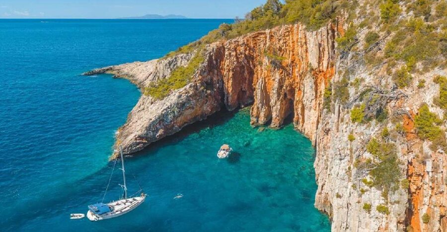 Private boat tour to Hvar & Red Rocks: from Trogir or Split - Red Rocks near Milna: snorkeling and cliff-jumping