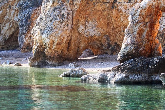 Private Plavnik Island Half-Day boat trip with capt. Bobo - Entering The Love Cave