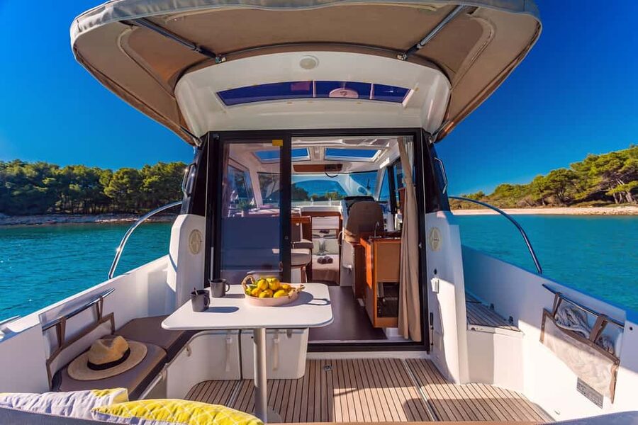 Private speedboat tours Sea Symphony - Jelsa and the optional Duboković Winery