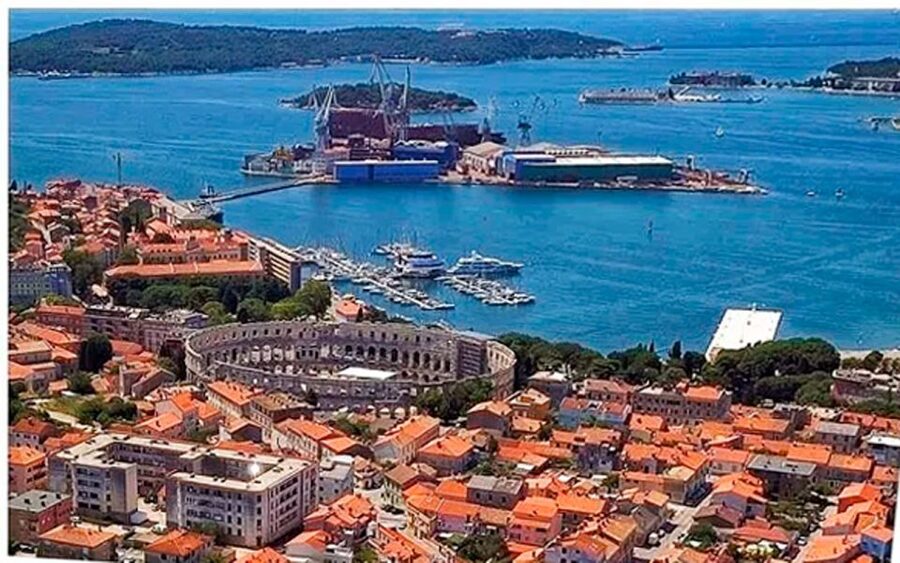 Pula: Harbor Cruise with unlimited Drinks - Passing the Pula Breakwater