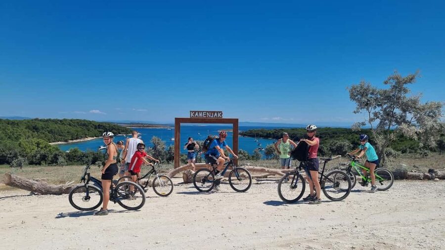 Pula: Kamenjak Bike Tour with Blue Cave and Cliffs Visit - A refreshing stop at Safari Bar
