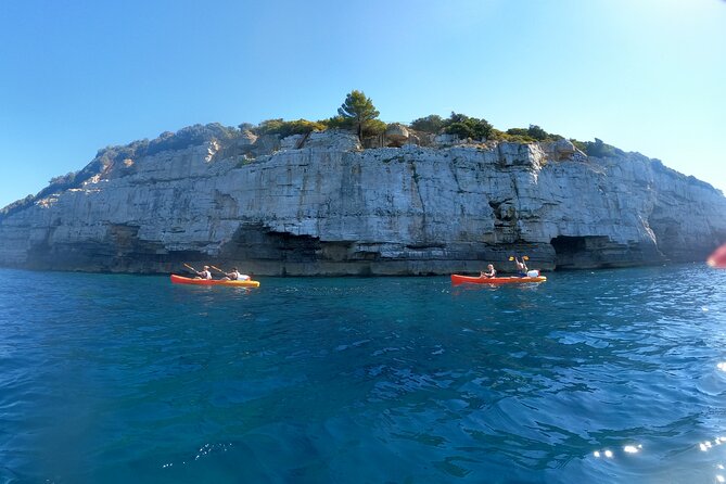 Pula:Kayak Tour-Cliff jumping,snorkeling&free GoPro pictures - Cliff jumping with a guide nearby