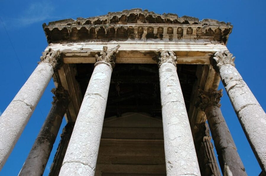 Pula: Old Town Walking Tour for Foodies with Dinner and Wine - Walking through the city center