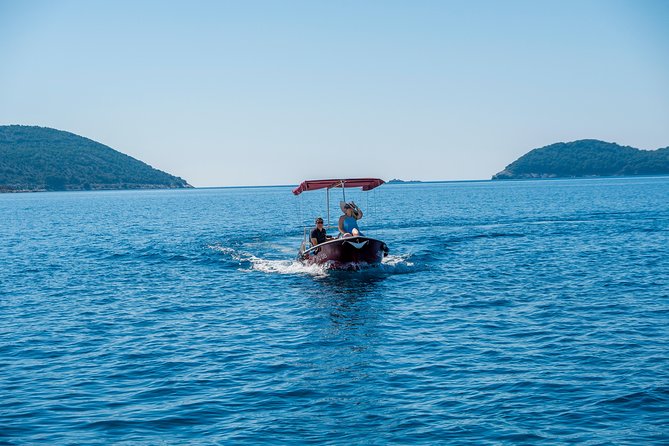 Rent a small boat without skipper - explore the islands and find hidden caves - Learning the controls before leaving shore