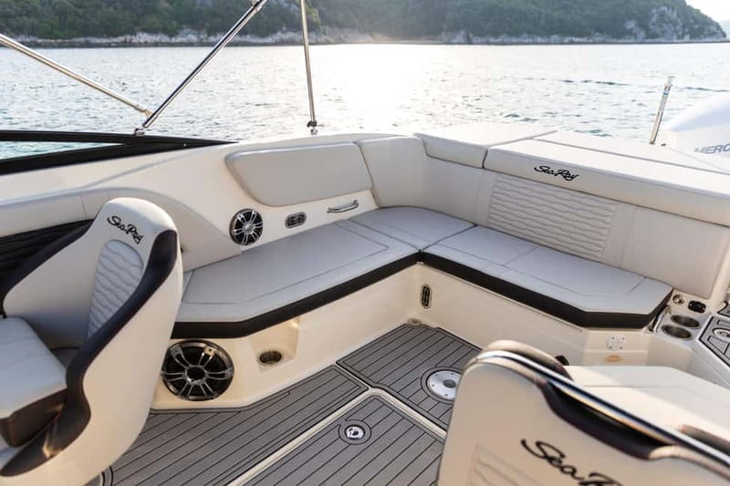 Rovinj: Dolphin Watching Sunset Speedboat Tour with Drinks - Guides who keep the trip personal