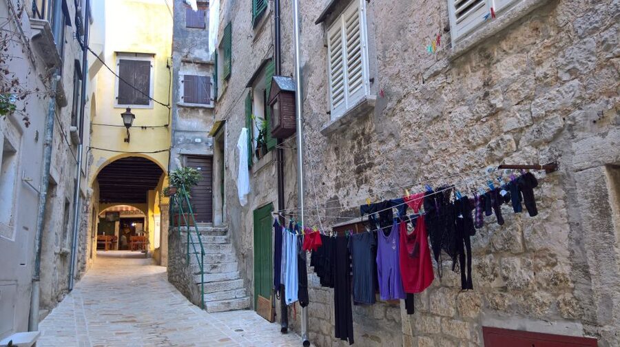 Rovinj: Guided Walking Tour - Valdibora Square and the missing bridge