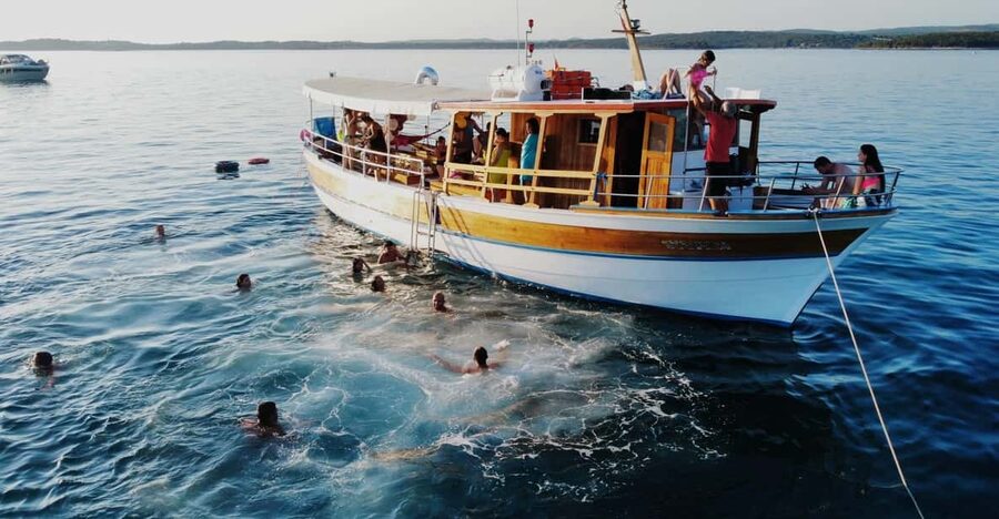 Rovinj half-day cruise: swim stops, drinks & brunch included - The highlights at a glance
