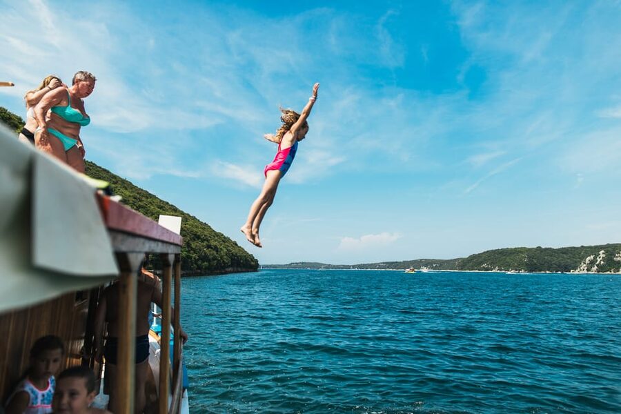 Rovinj half-day cruise: swim stops, drinks & brunch included - Meeting the boat at Villas Rubin