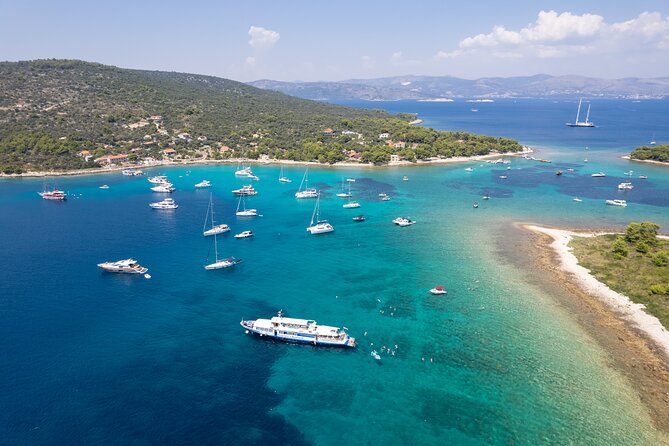 Slatine - Island Hopping Excursion (Trogir/Blue Lagoon/Shipwreck) - The boat experience: good facilities, limited personal space