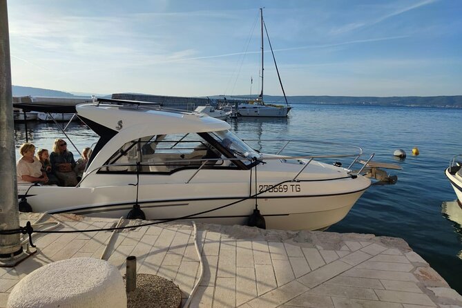 Speedboat transfer from Hvar town (Water taxi transfer) to Airport Split - The mainland port to Split Airport by minivan