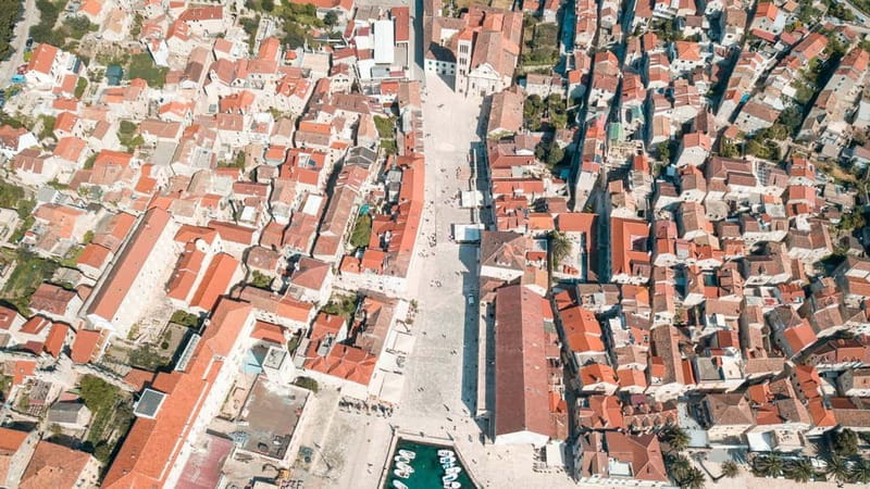 Split: 5 Islands Full-Day Tour to Blue Cave, Vis & Hvar - Stiniva Cove and the cliffs of Vis