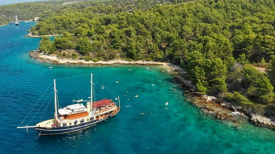 Split: All inclusive Brač & Šolta Island Swimming Cruise - Lunch while cruising toward Šolta