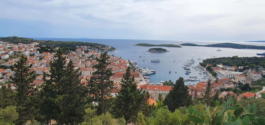 Split: Blue Cave & 5 Island Tour - Vis Island, fishing villages, and Stiniva Bay