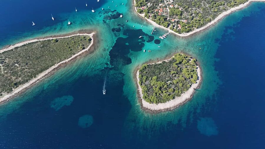 Split: Blue Lagoon and 3 Islands Group Boat Tour - One hour among Trogir’s stone lanes