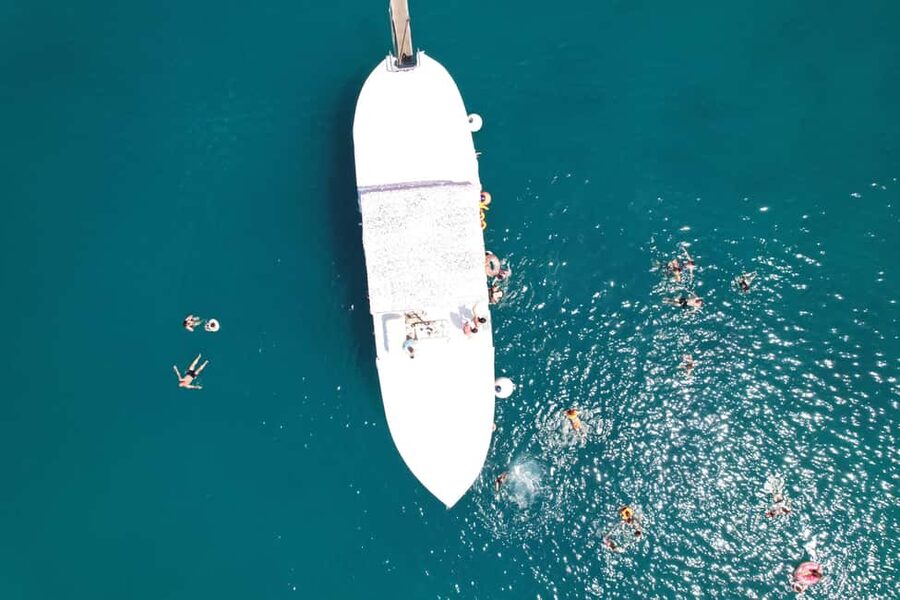 Split: Blue Lagoon and Šolta Boat Tour with Lunch and Drinks - The crew and the family-run feel