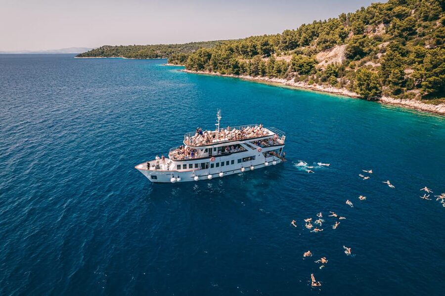 Split: Blue Lagoon, Shipwreck and Šolta with Food and Drinks - Finding the boat on Split’s Riva