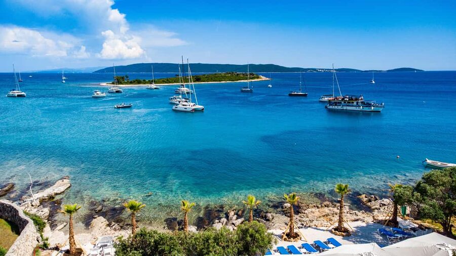 Split: Blue Lagoon, Shipwreck, & Šolta with Lunch & Drinks - The day at a glance