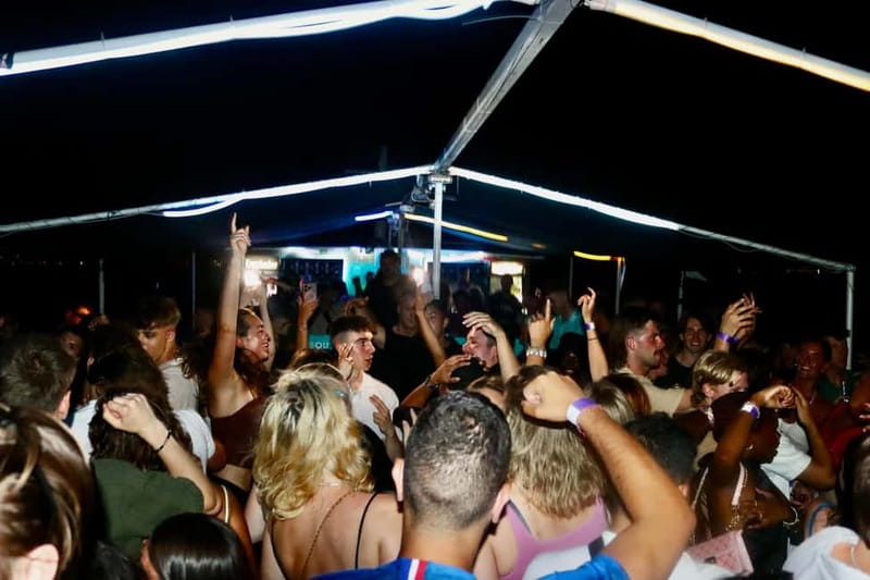 Split: Boat Crawl with Nightclub Access, Shots, & Boat Party - Guides make the difference