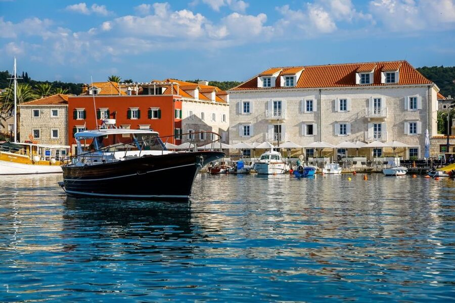 Split: Brac Island and Sutivan Village Sunset Boat Tour - Finding Dinner in Sutivan