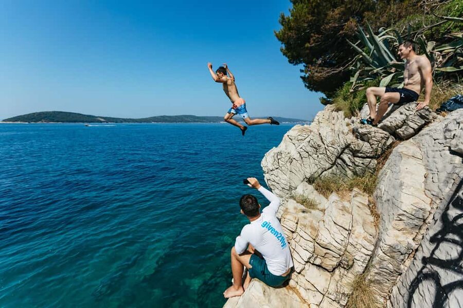 Split: Cliff Jumping & Deep Water Solo Tour - Climbing over the clear Adriatic