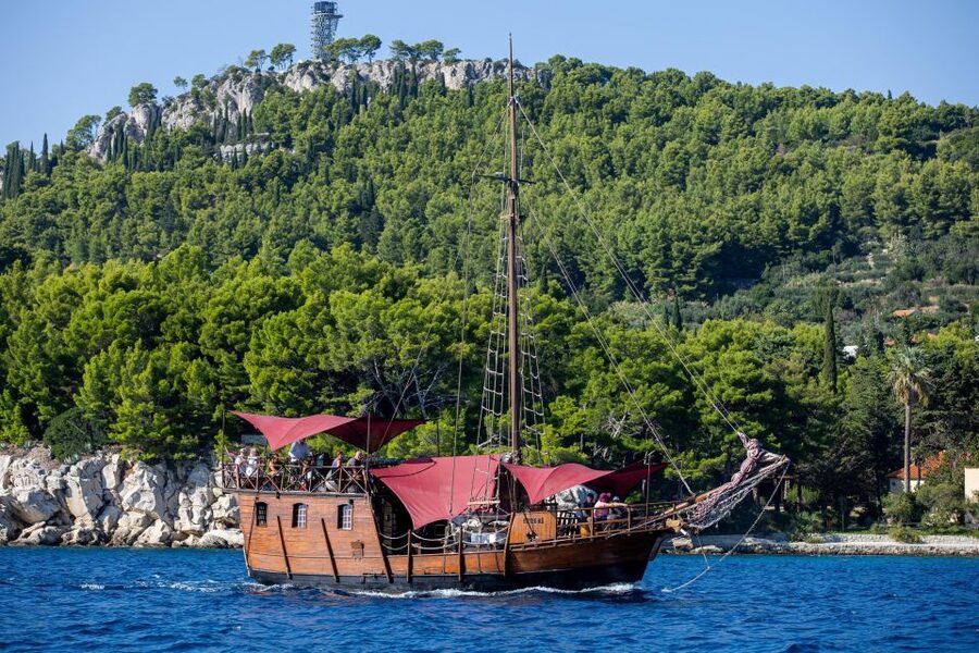 Split: Cruise on Columbo's Pirate Ship "Santa Maria" - Drinks, deck time, and the short ride outward