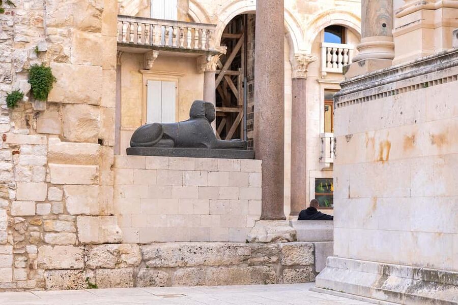 Split: Group or Private Walking Tour with Art Historian - Vestibul, Triklinij, and the Roman cellars