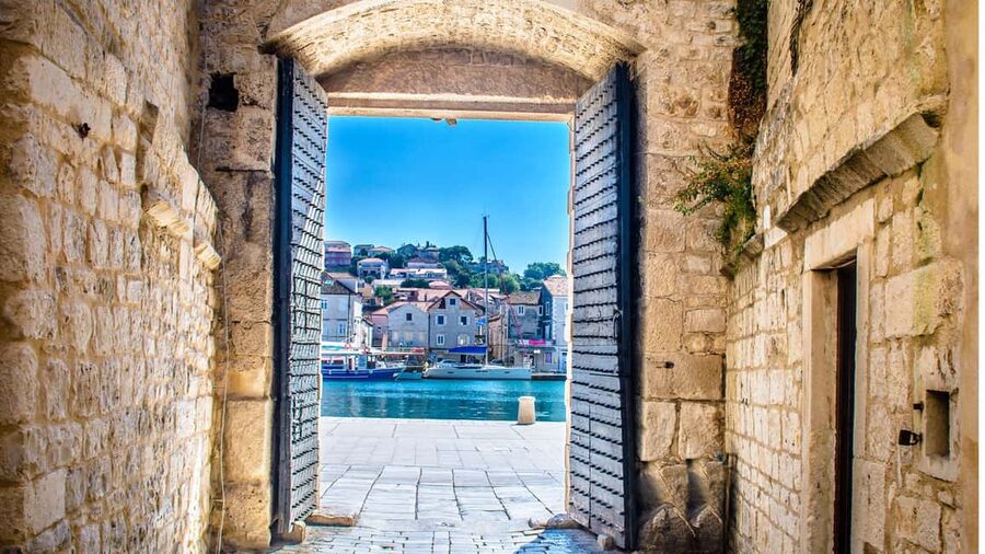 Split: Half-Day Blue Lagoon, Shipwreck, and Trogir Boat Tour - What to pack for the boat