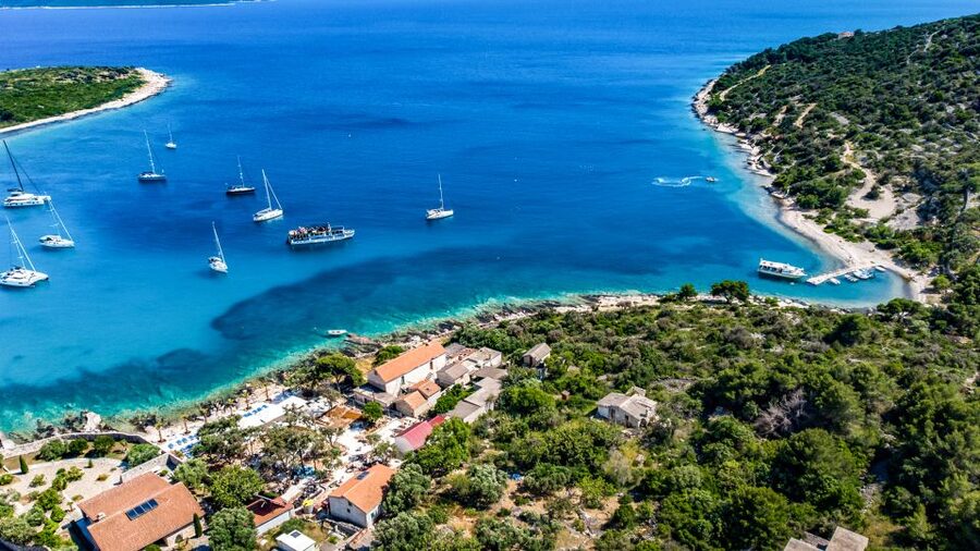 Split: Half-Day Blue Lagoon, Shipwreck, and Trogir Boat Tour - Trogir: one hour in Croatia’s little old-town island
