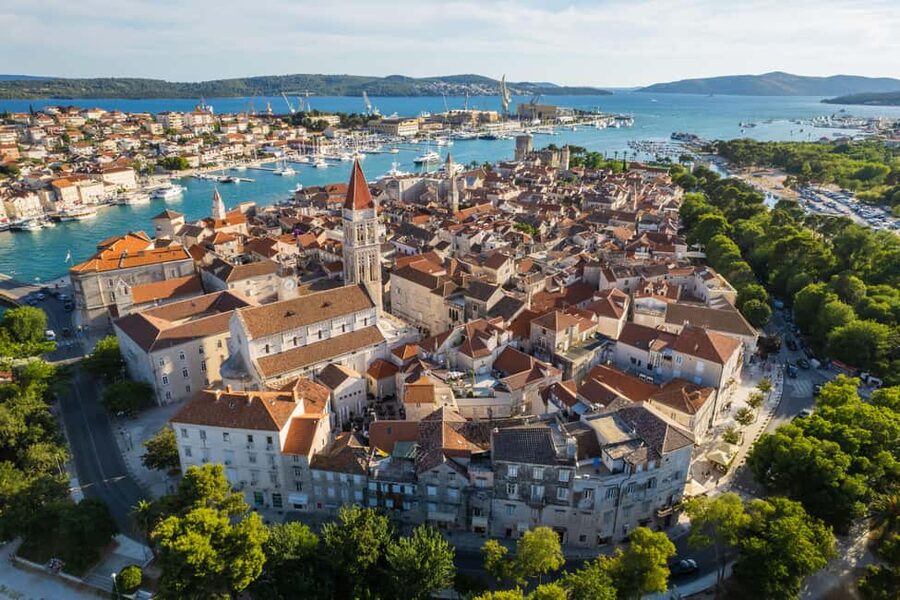 Split: Half-Day Blue Lagoon, Shipwreck, and Trogir Boat Tour - Blue Lagoon: shallow water and a private beach