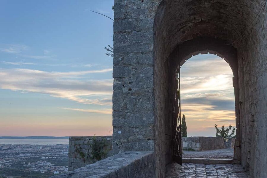 Split: Klis Sunset Sightseeing Bus Tour - Walking into the fortress