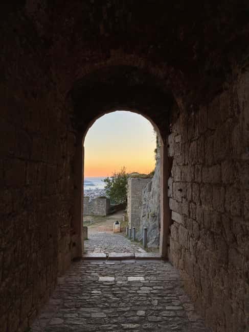 Split: Klis Sunset Sightseeing Bus Tour - How the guides shape the experience