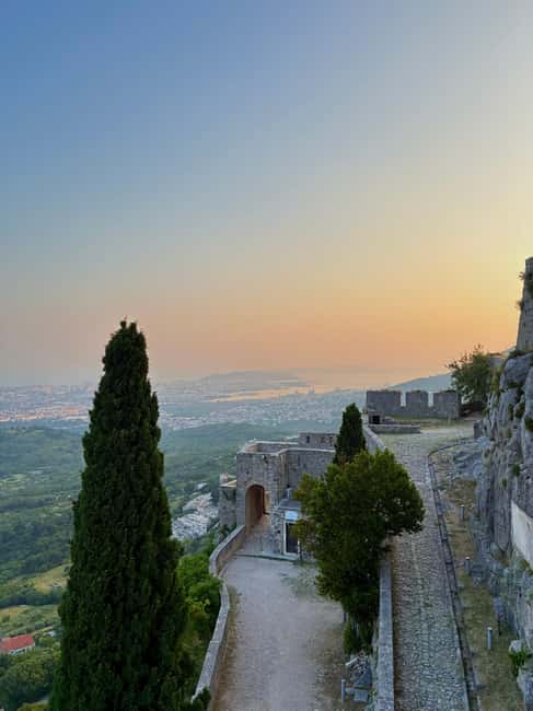 Split: Klis Sunset Sightseeing Bus Tour - Meeting at Apodos Travel Agency