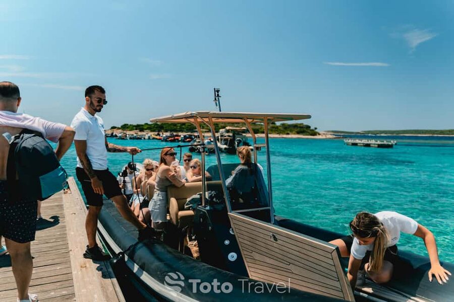 Split/Podstrana: Blue Cave, Hvar & 6 Islands Speedboat Trip - Milna on Brač, a calm final pause