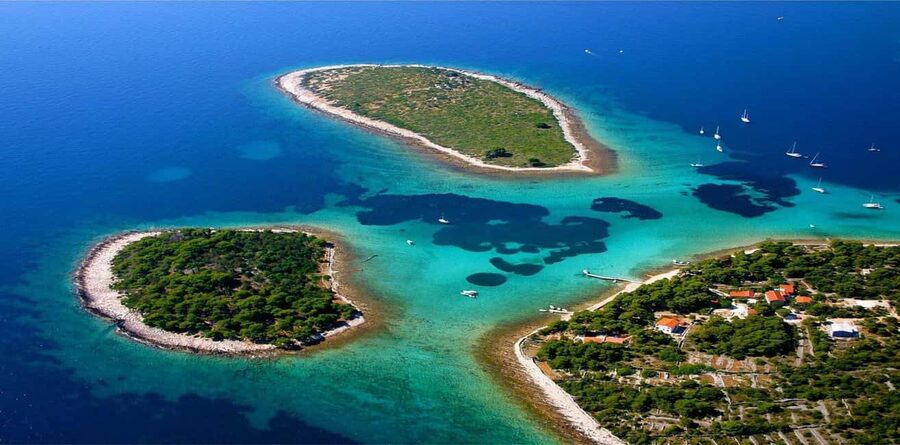 Split: Private Blue Lagoon 3 islands with speed boat - Solta and the Kontesa shipwreck at Nečujam