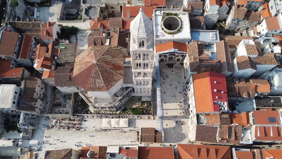 Split: Private Walking Tour for Families with kids (5-17y) - The guides: Dana, Jen and language choices