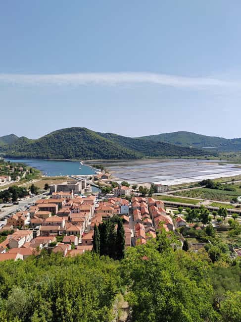 Ston private walking tour with the walls and saltworks visit - Getting oriented in the medieval town