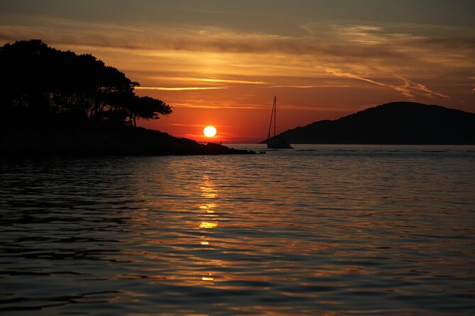Sunset Sailing Tour on the Pakleni Islands - White wine, snacks, and the social side