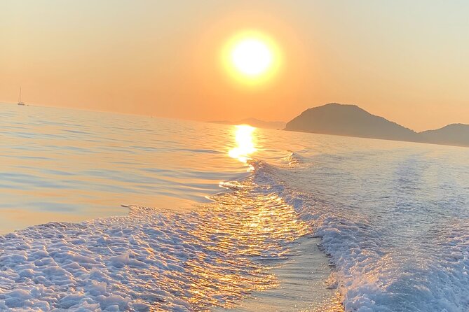 Sunset Tour–A Sunset That Isn’t Stuck in Front of the Old Town - The guides can shape the mood