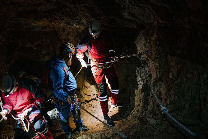 TUNNEL ABSEILING PLUS tour the underground - The first descent: a gentle introduction to the rock