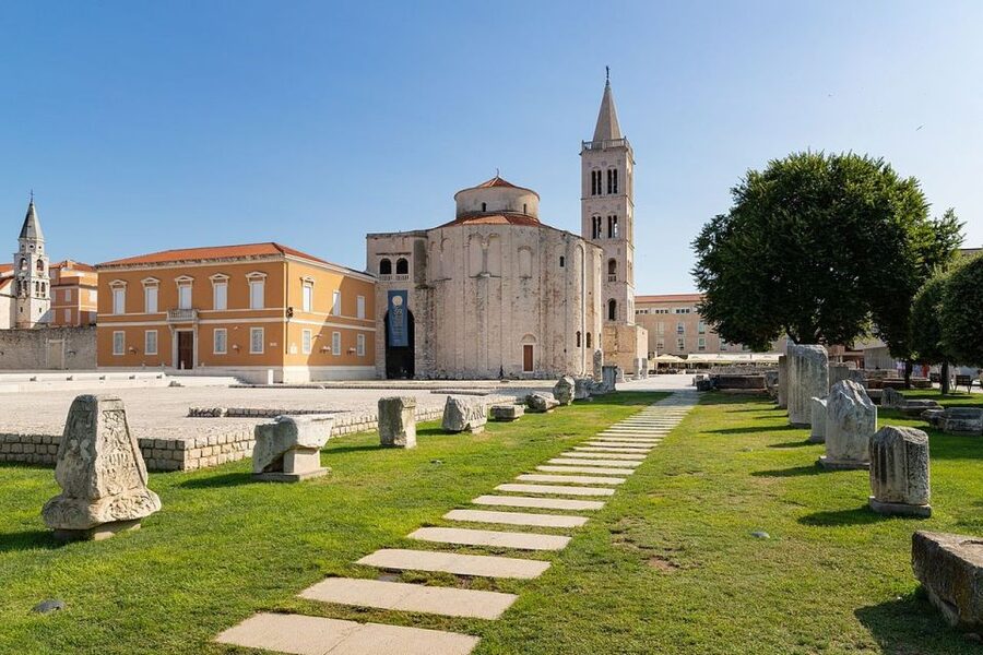 Zadar: Old Town Evening Group Guided Walking Tour - Walking Through the Old Town Peninsula