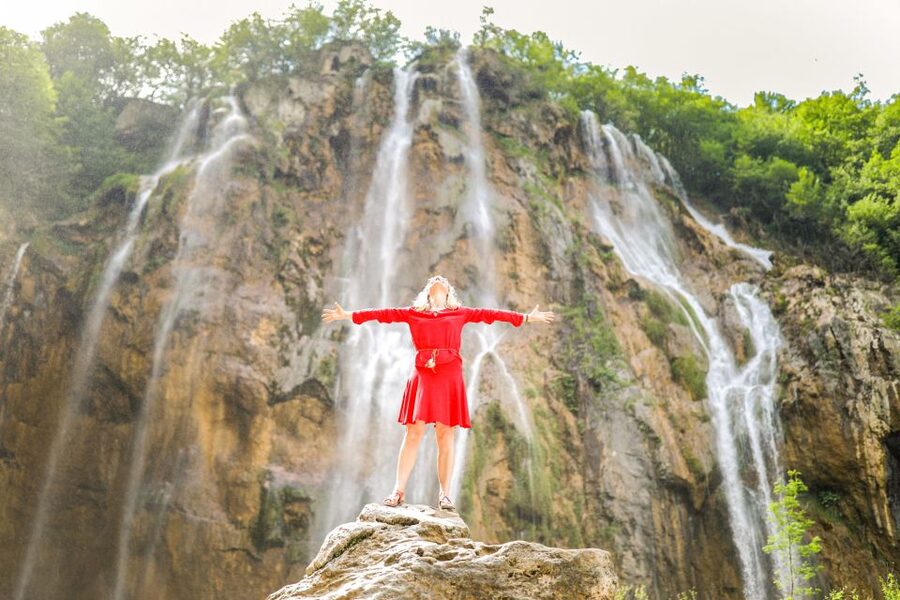 Zadar: Plitvice Lakes Full-Day Guided Tour with a Boat Ride - Entering the Upper Lakes and Following the Water
