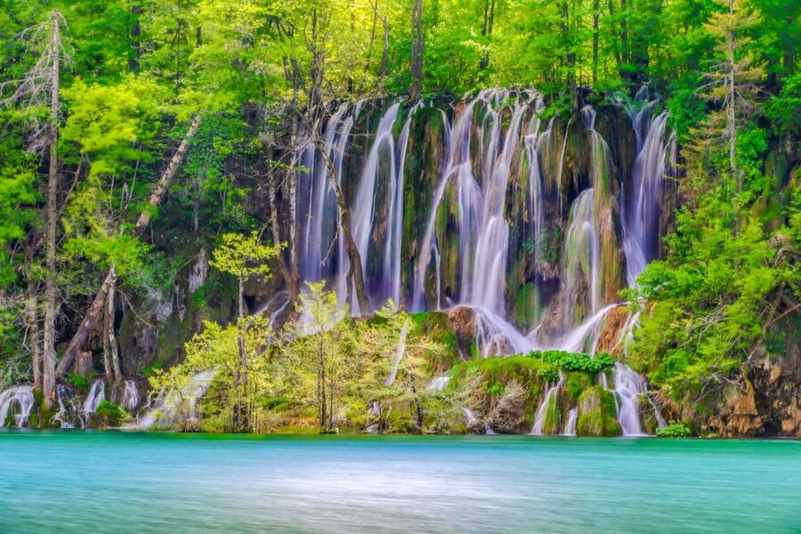 Zadar: Plitvice Lakes with Boat Ride and Zadar Old Town Tour - Entering Plitvice Lakes National Park
