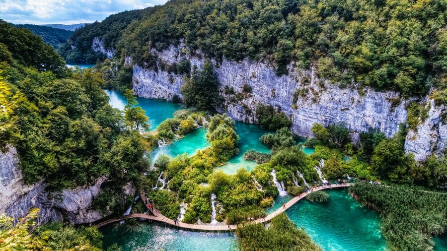 Zadar: Plitvice Lakes with Boat Ride and Zadar Old Town Tour - Choosing the route through the upper and lower lakes